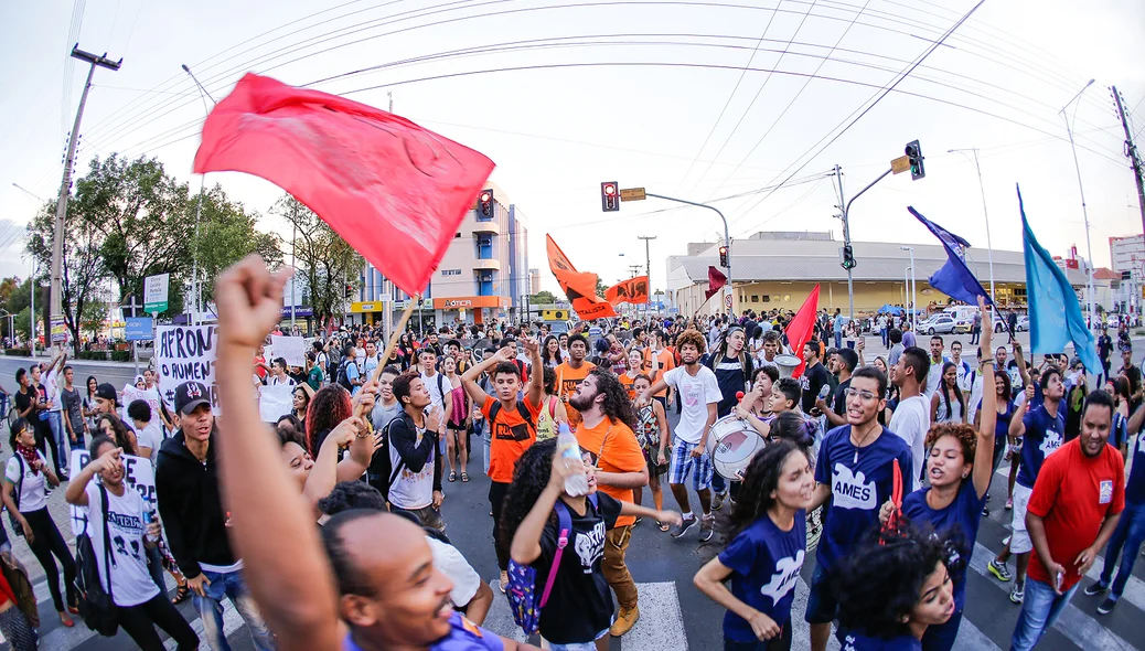 Manifestantes ocupam a Frei Serafim