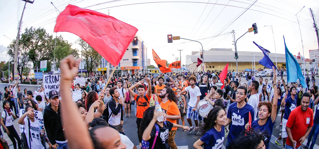 Manifestantes ocupam a Frei Serafim