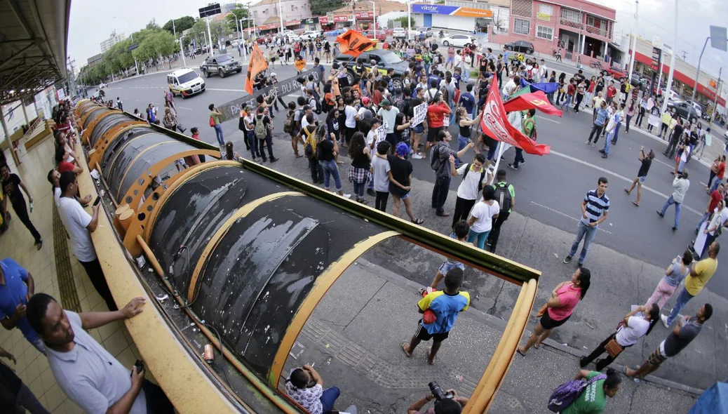 Manifestantes protestam contra aumento da passagem de ônibus