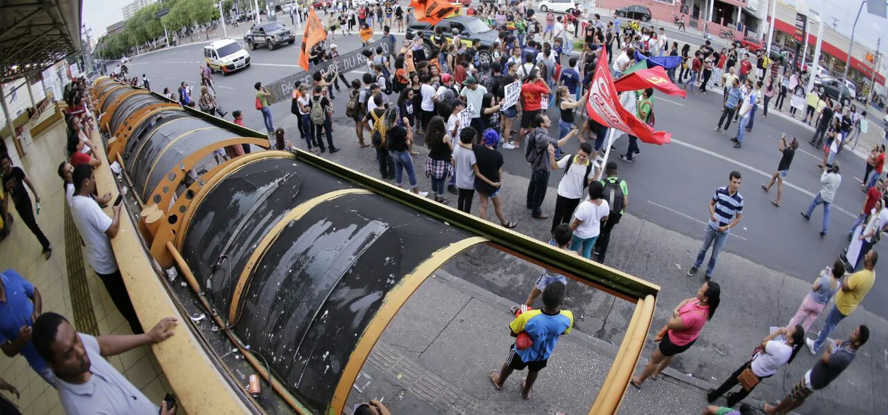Manifestantes protestam contra aumento da passagem de ônibus