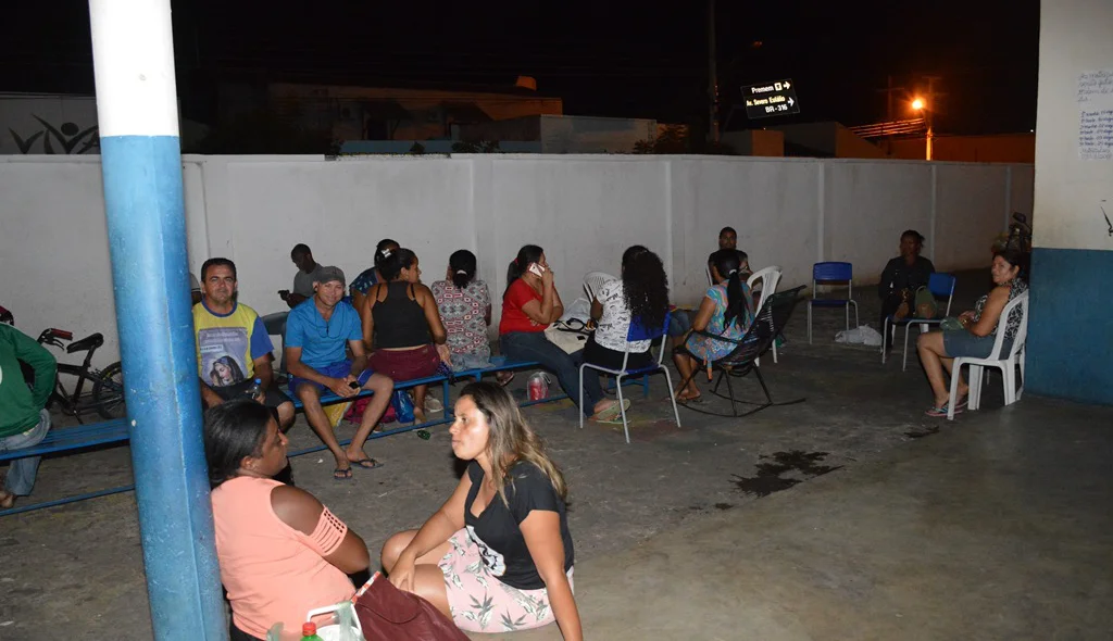 Moradores acampados na unidade escolar Tia Celeste