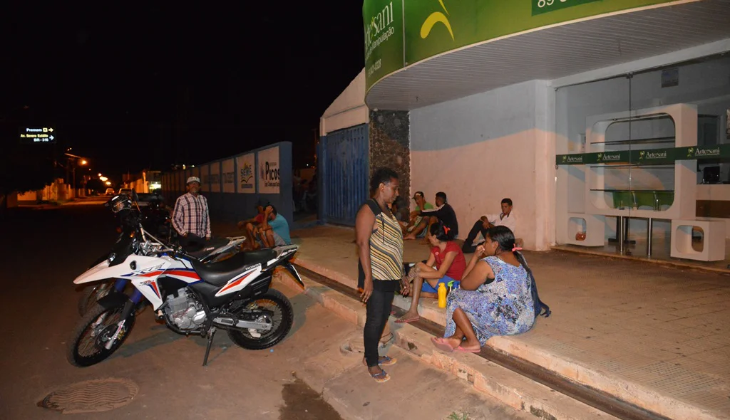 Moradores em frente a unidade escolar Tia Celeste