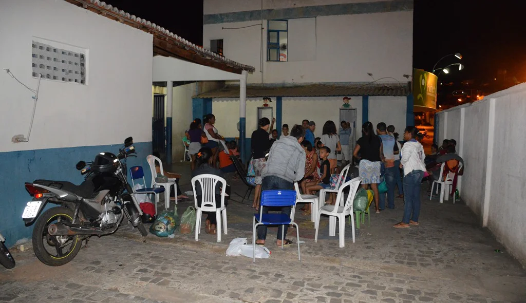 Moradores esperam mais de 40 horas para matricular filhos em escola pública