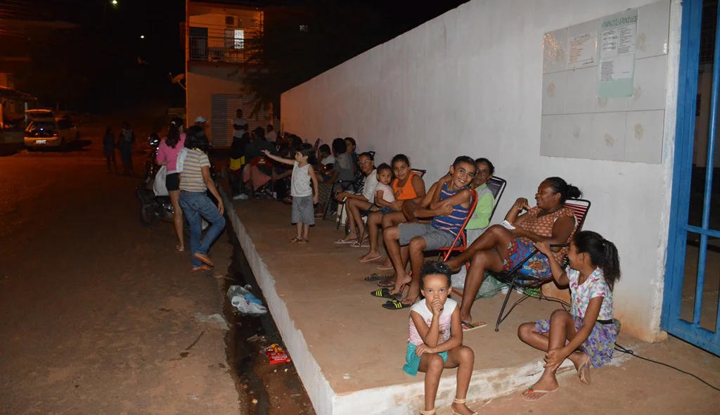 Na fila estão crianças e adultos