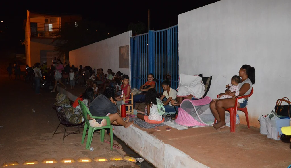 Pais passam a noite em fila na creche Doroteia Oliveira, na Boa Vista