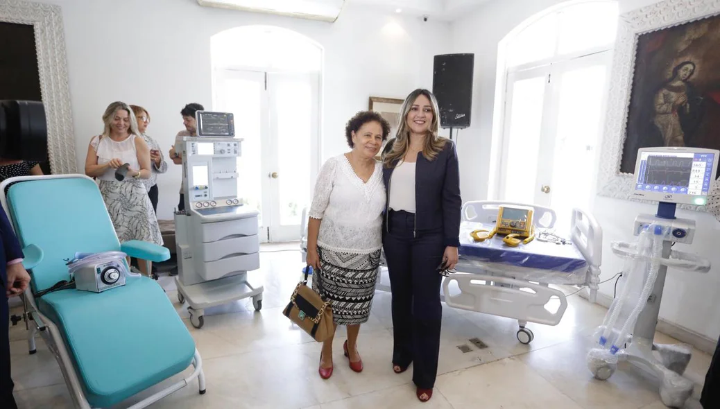 Regina Sousa e Rejane Dias em equipamentos comprados com emendas