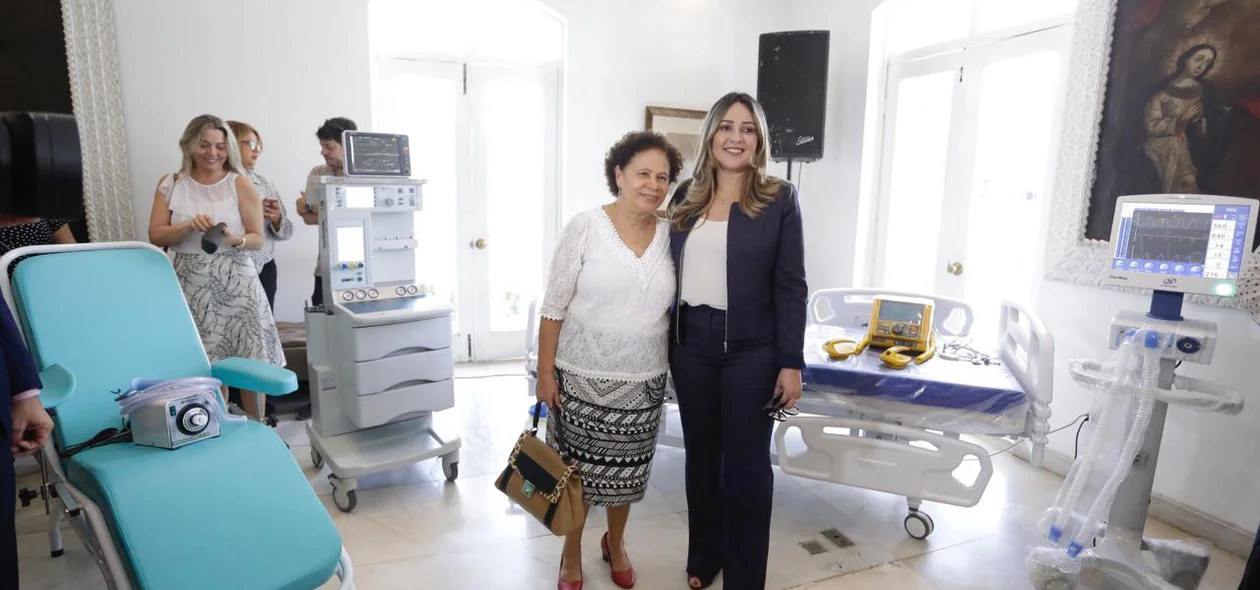 Regina Sousa e Rejane Dias em equipamentos comprados com emendas