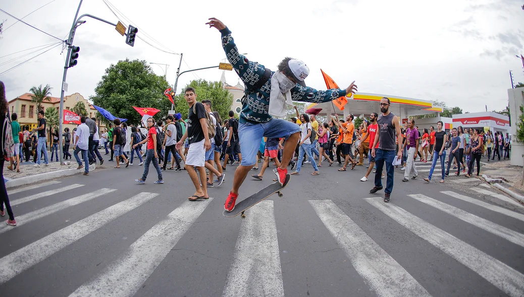Skatista na manifestação