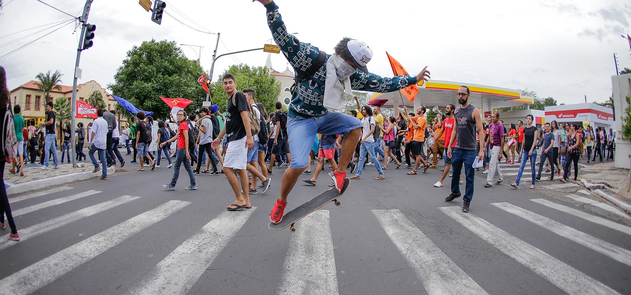 Skatista na manifestação