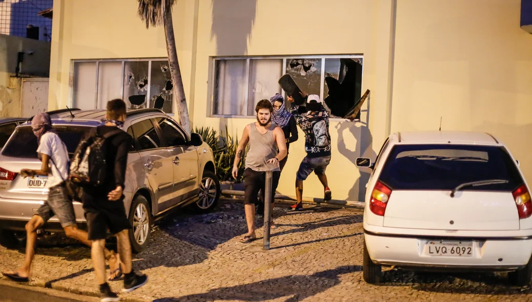 Vandalismo aconteceu durante protesto contra passagem de ônibus
