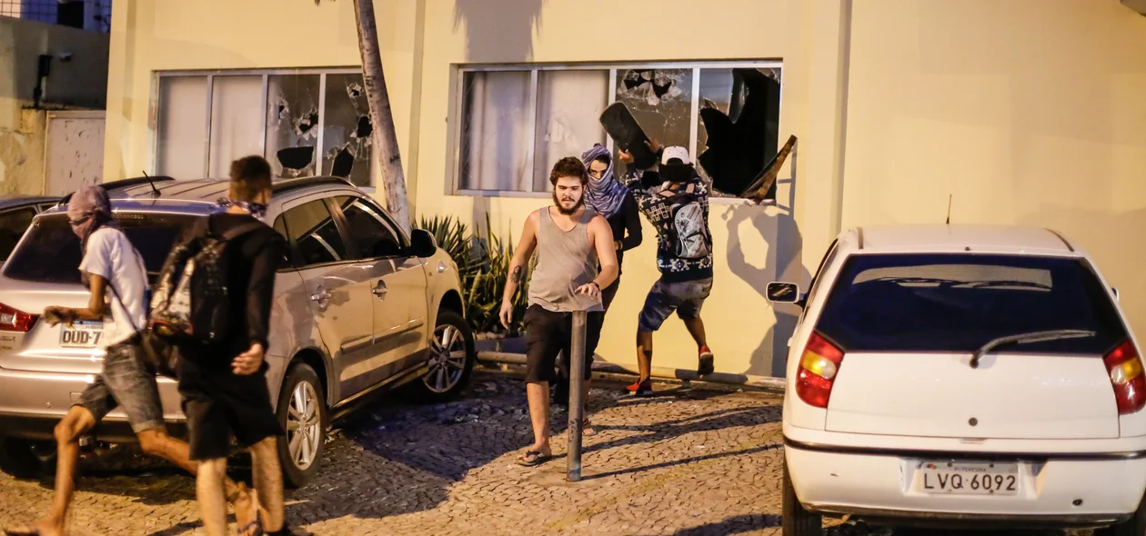 Vandalismo aconteceu durante protesto contra passagem de ônibus