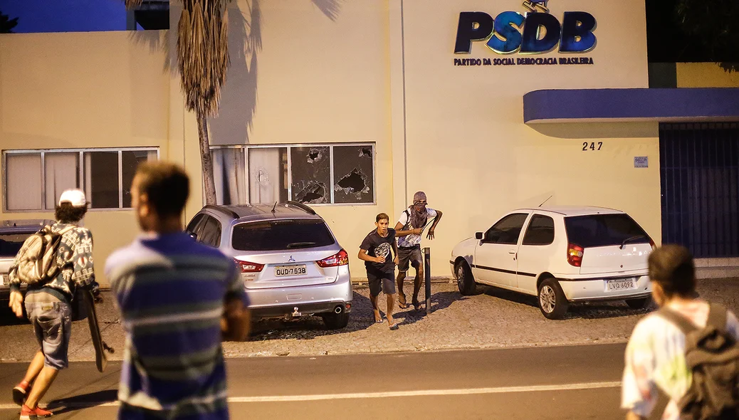 Vândalos estavam com os rostos cobertos