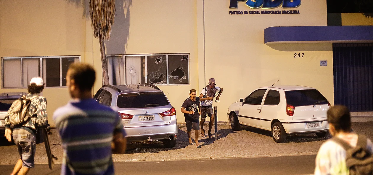 Vândalos estavam com os rostos cobertos