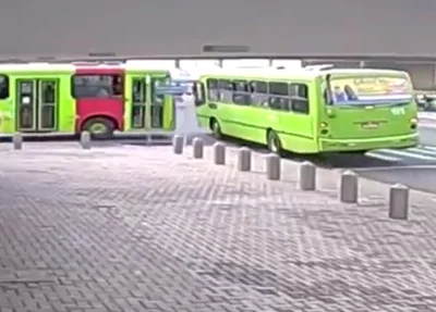 Acidente entre ônibus