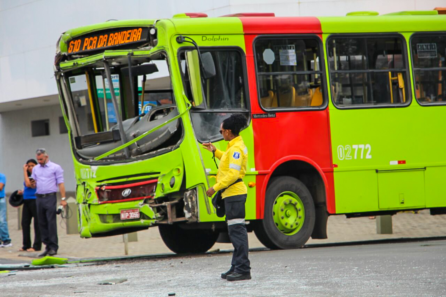 Agente do Strans organizando o trânsito