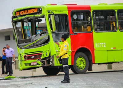 Agente do Strans organizando o trânsito