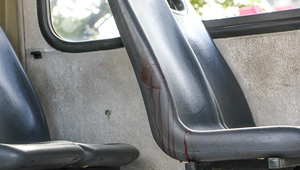 Cadeira do ônibus suja de sangue