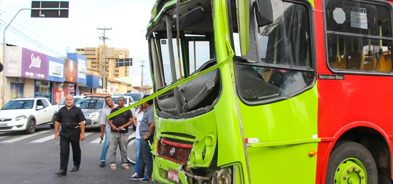 Ônibus envolvido no acidente