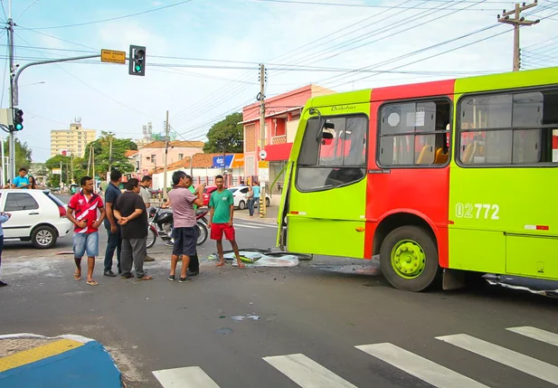 Acidente com dois ônibus deixa feridos na Avenida Frei Serafim