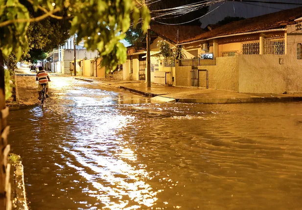 Chuva provoca alagamentos em avenidas de Teresina