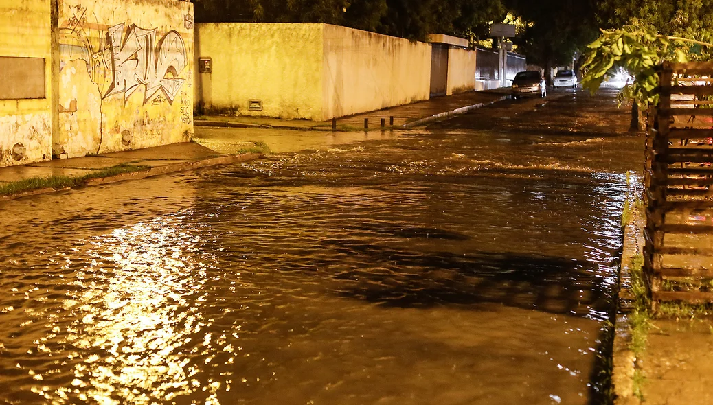 Alagamento na Avenida Pedro Almeida