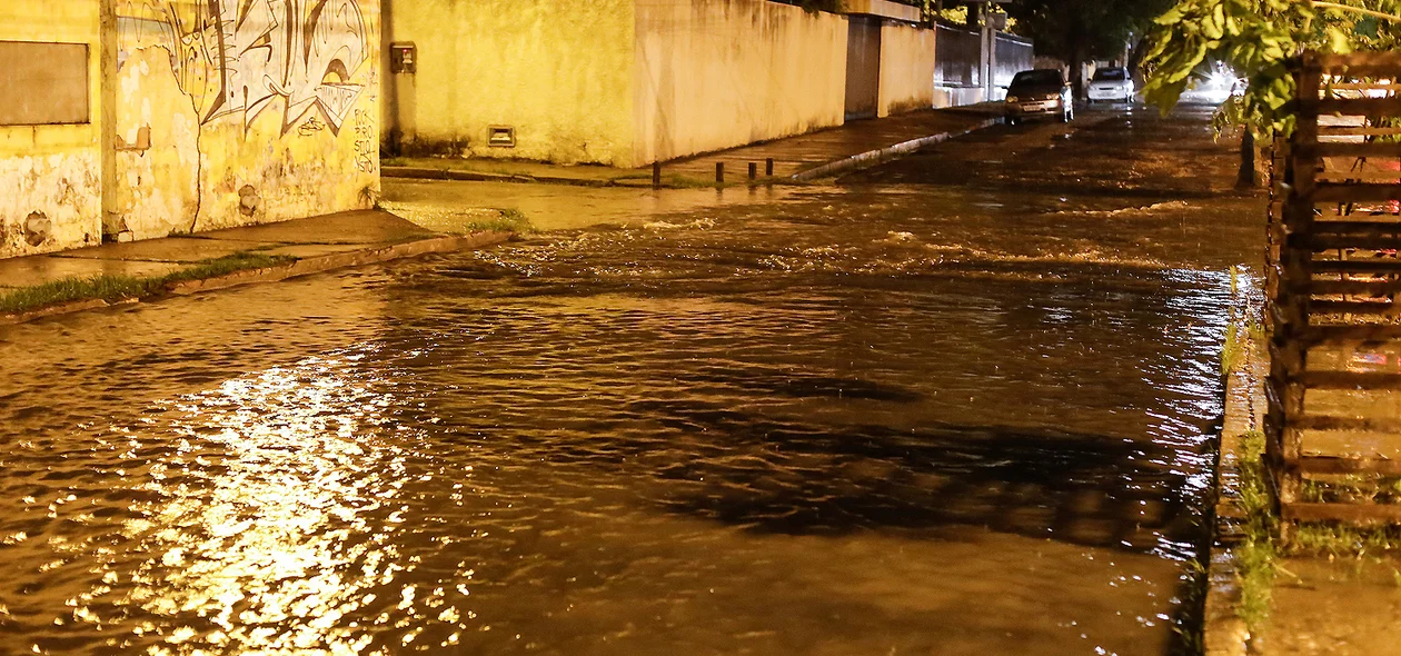 Alagamento na Avenida Pedro Almeida