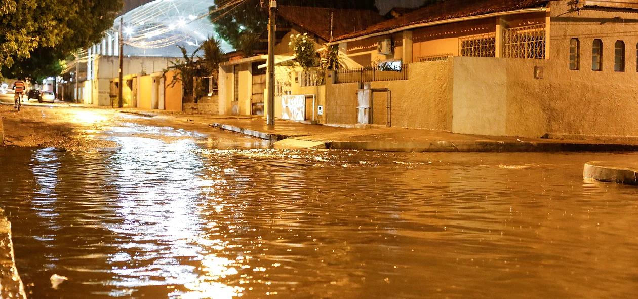 Alagamento na Rua Belisário Cunha em Teresina