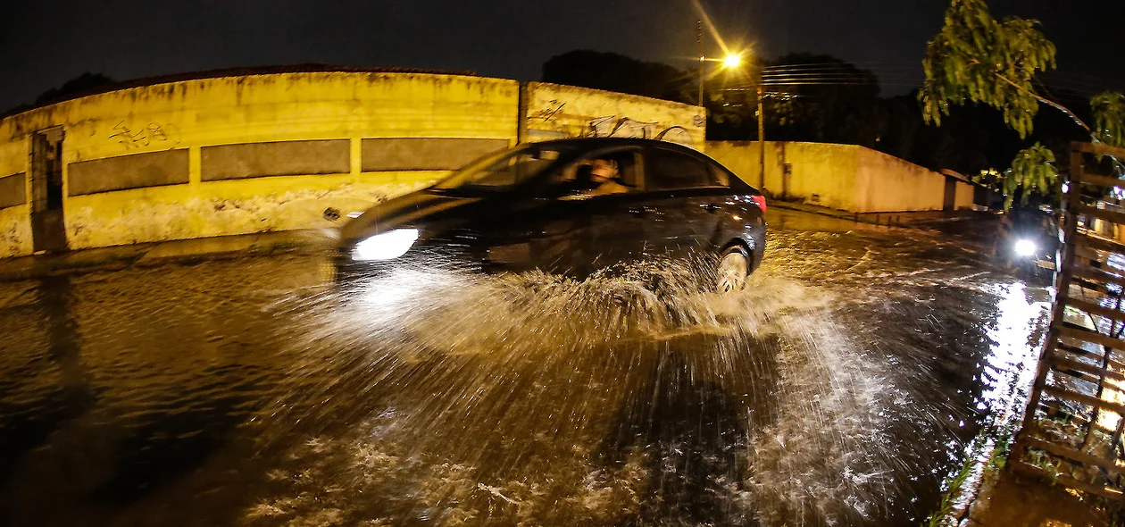 Motorista tem dificuldade em passar na ruas alagadas