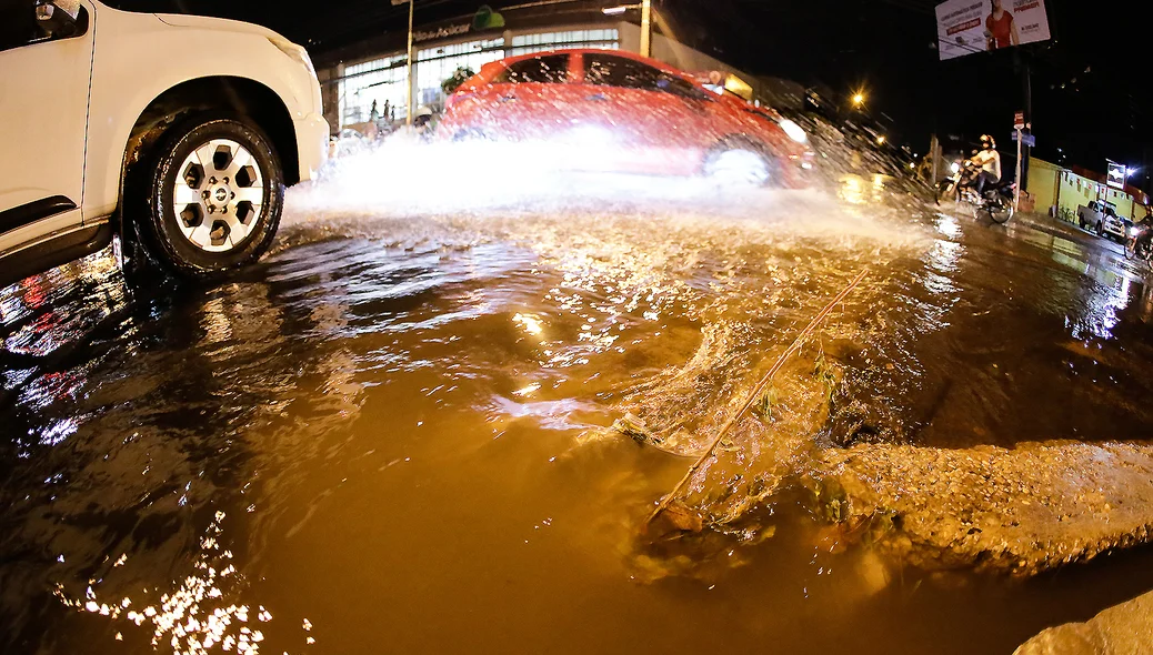 Após chuva, Avenida Homero Castelo Branco tem trechos alagados