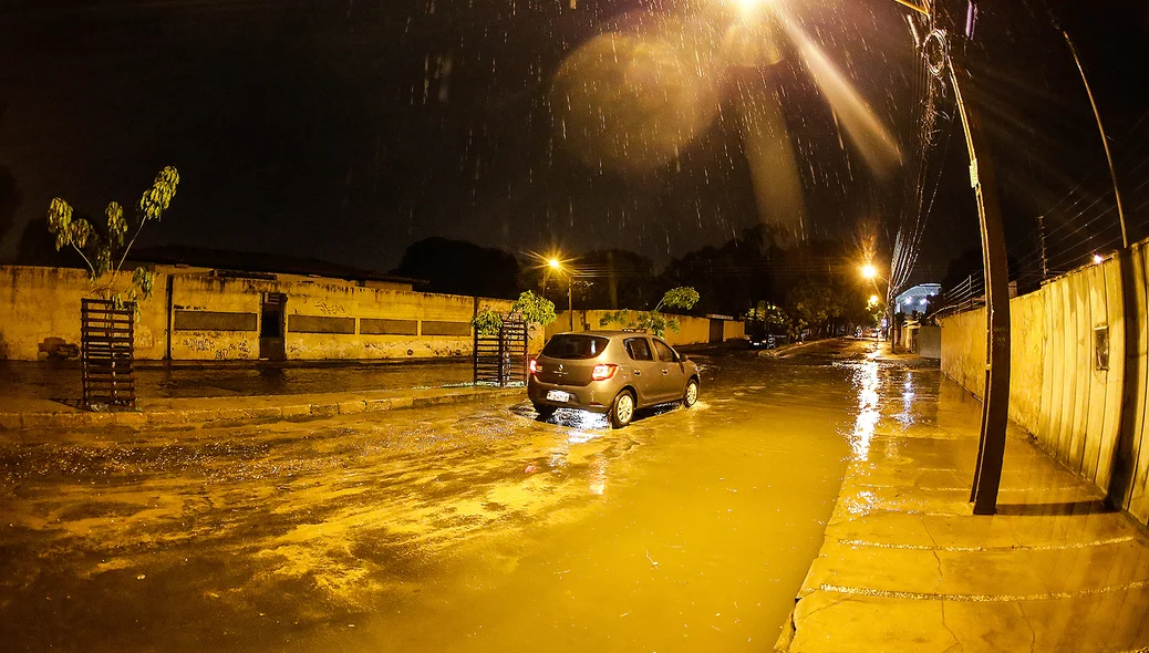 Chuva alaga Avenida Pedro Almeida em Teresina 