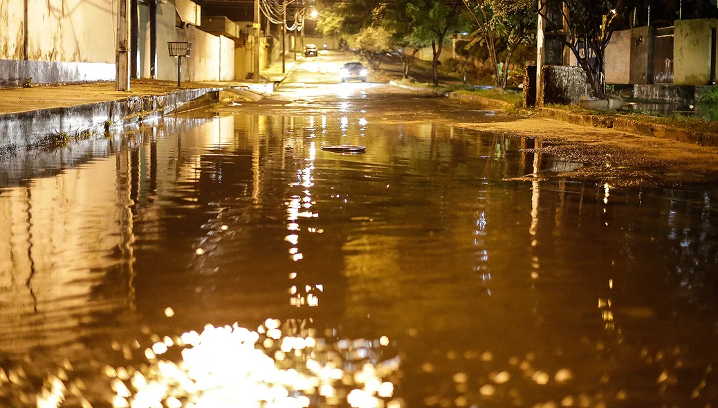 Avenida Pedro Almeida teve pontos de alagamentos