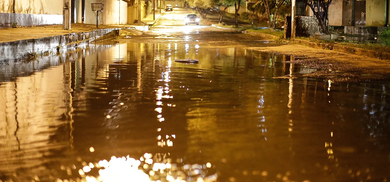 Avenida Pedro Almeida teve pontos de alagamentos