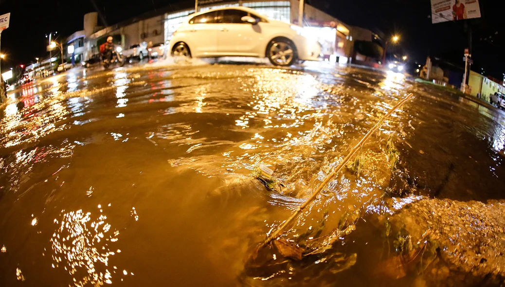 Ruas e avenidas da Zona Leste de Teresina ficam alagadas