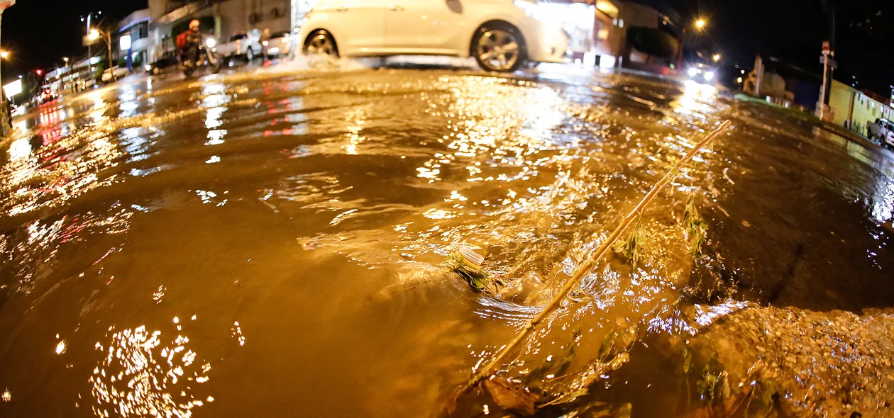 Ruas e avenidas da Zona Leste de Teresina ficam alagadas