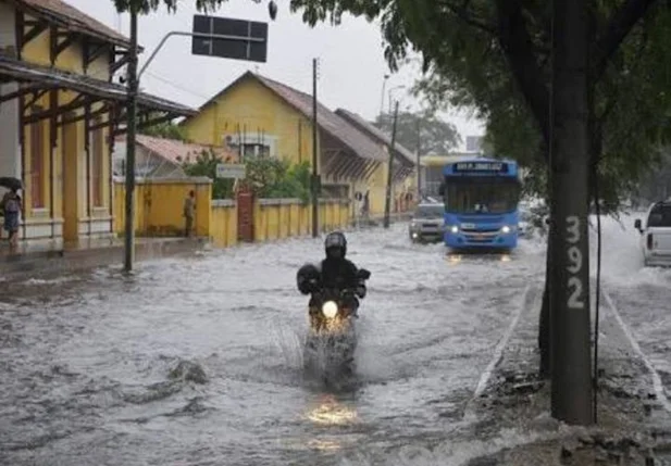 Chuva provoca alagamento em vários pontos da Capital