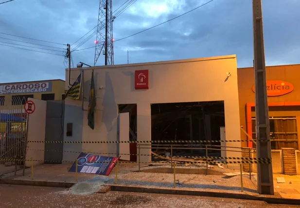 Bandidos explodem agência do Bradesco em Altos