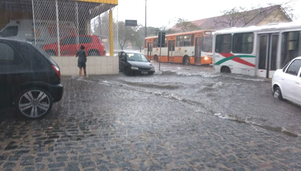 Chuva provoca alagamento 