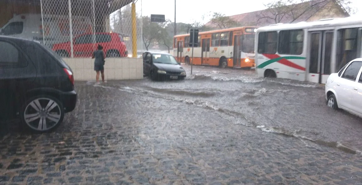 Chuva provoca alagamento 