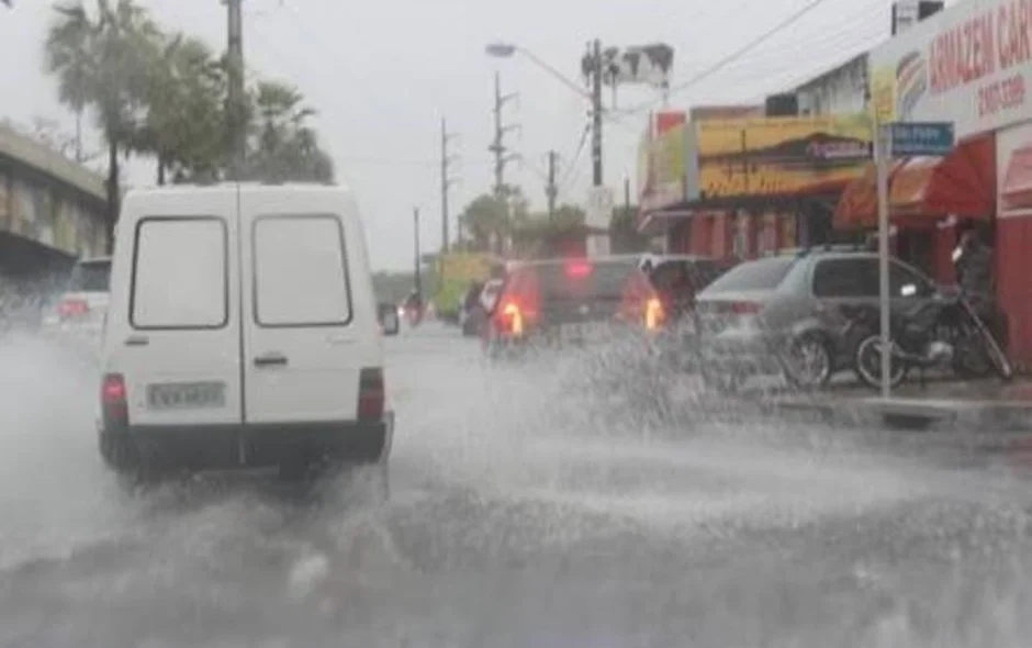 Motoristas ficam com dificuldades para dirigir em avenidas de Teresina