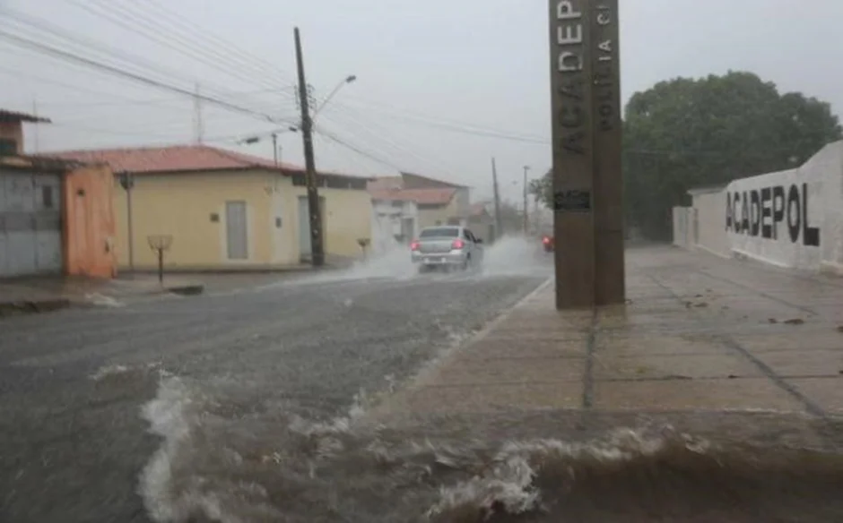 Água da chuva fica no nível da calçada da Acadepol