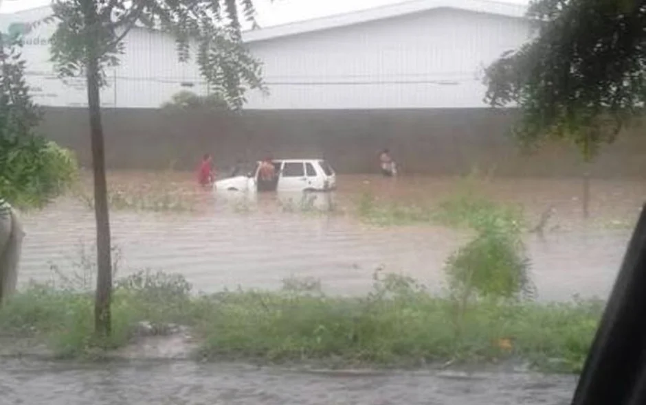 Chuva provoca alagamento 