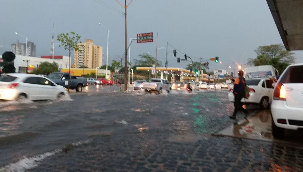 Trânsito fica lento, por conta da chuva