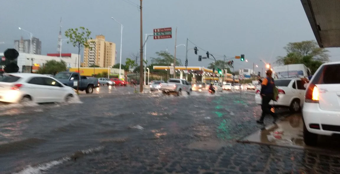 Trânsito fica lento, por conta da chuva