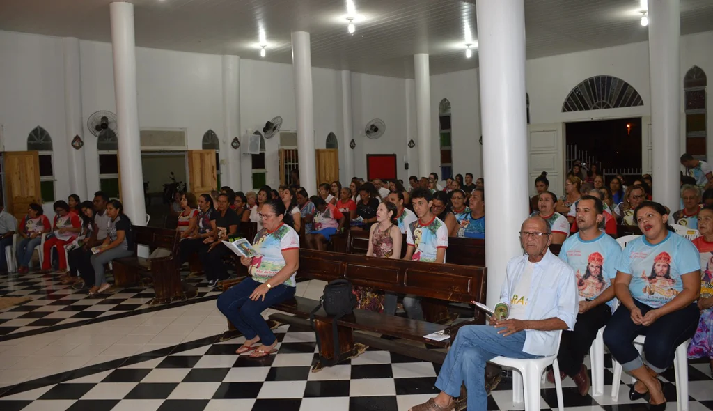 Devotos acompanham a celebração