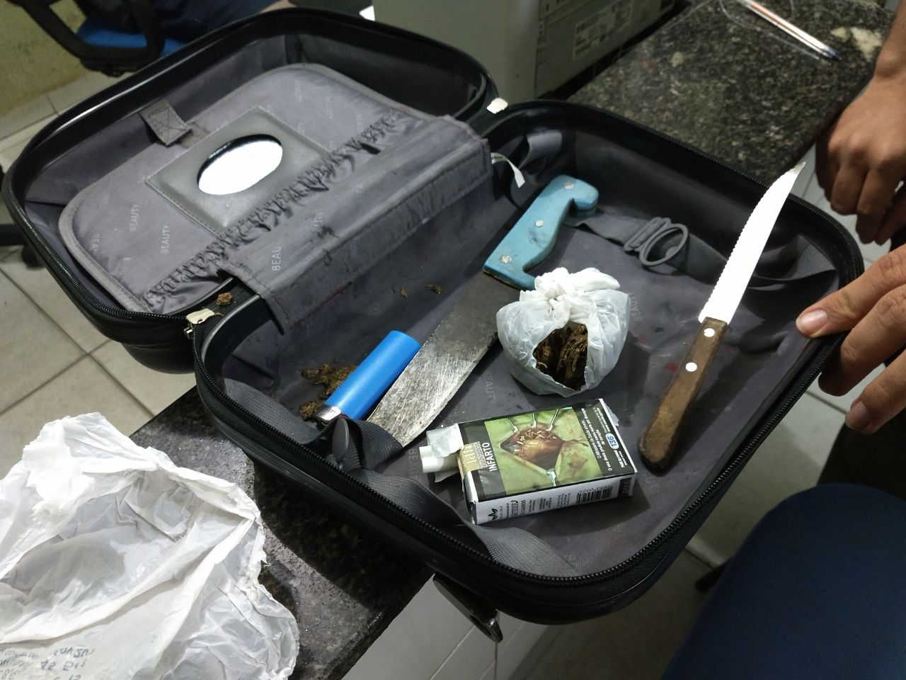 Drogas e armas brancas encontradas em Santa Cruz 