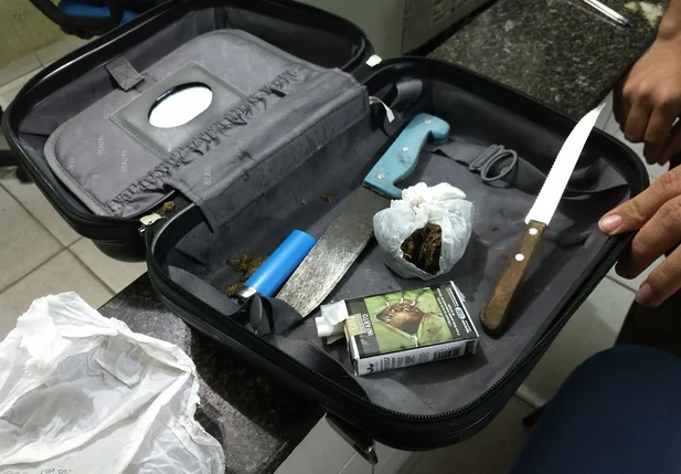 Drogas e armas brancas encontradas em Santa Cruz 