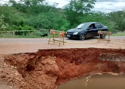 Estrada cede e cano de saneamento estoura em Picos