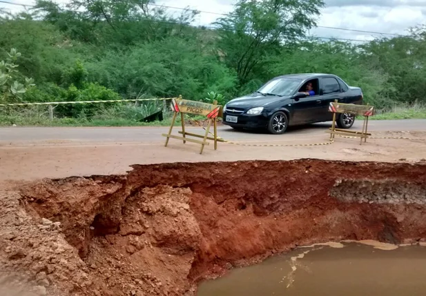 Estrada cede e cano de saneamento estoura em Picos