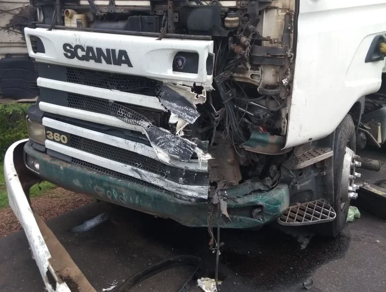 Frente do caminhão destruída