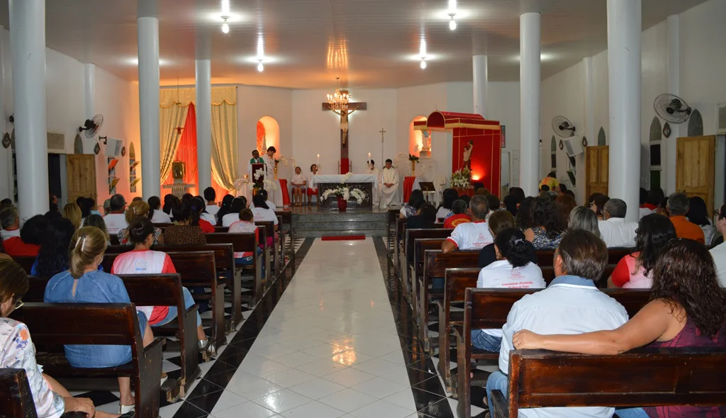 Missa de abertura reúne número expressivo de devotos